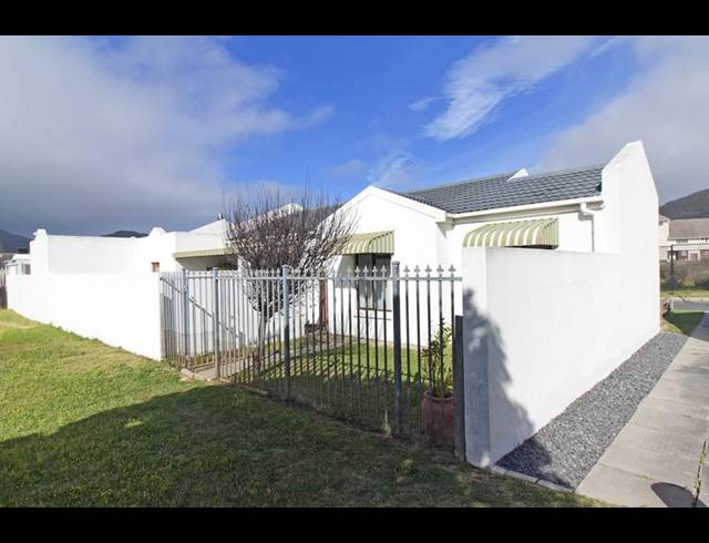 2 BEDROOM HOUSE FOR SALE IN FISH HOEK